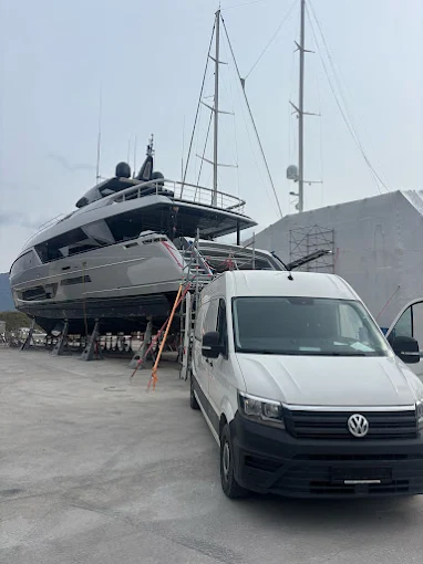 Izbacivanje starog namještaja i predmeta